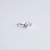Anillo solitario de plata 925 con engarce de seis puntas y circonia central de corte brillante.