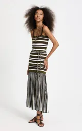 Vestido midi de punto de la marca Le Lis Blanc, con estampado de rayas en tonos verde militar, marrón y blanco. Presenta silueta recta, escote recto, tirantes finos, corpiño ajustado con rayas horizontales, detalle de lazo lateral con cordones trenzados y falda plisada con rayas verticales.