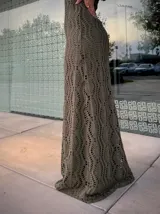 Vestido largo sin mangas de corte ajustado, confeccionado en tejido calado con diseño geométrico en color verde militar.