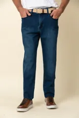 Pantalón de jean azul oscuro, corte recto y relajado, con cintura estándar y bolsillos delanteros y traseros.