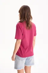 Remera básica 100% algodón de manga corta y corte clásico con cuello redondo.