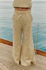 Pantalón oxford color beige confeccionado en bambula con elástico en la cintura y bolsillos laterales.