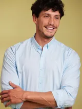 Camisa de hombre de manga larga en color rosado, confeccionada en algodón. Presenta cuello con botones (button-down) y un corte slim fit.