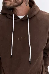 Buzo con capucha tipo canguro confeccionado en tela de corduroy color marrón. Presenta cordones blancos en contraste, bolsillo frontal tipo canguro y logo bordado sutil en el pecho.