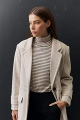 Sweater de cuello alto ajustado con diseño de rayas horizontales finas en contraste.