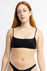 Top de bikini negro con escote recto, breteles finos ajustables y copas con relleno. Diseño minimalista con costuras laterales.