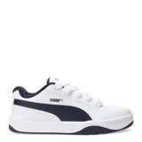 Championes urbanos Puma modelo Park Life Style Easy, de corte bajo, color blanco con detalle de franja lateral en azul oscuro y suela de goma en tono crema.