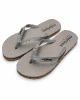 Chancletas Mistral modelo Wolf de diseño clásico, color gris con detalles en negro y naranja en la suela. Cuentan con tiras de tela texturizada y logo en relieve.
