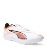 Championes de fútbol Puma Ultra 5 Play TT, diseñados para césped artificial y superficies duras. Presentan un diseño ligero en color blanco con detalles gráficos en naranja y negro, suela de goma de perfil bajo para mayor tracción y cierre con cordones.