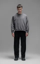 Pantalón de corte recto confeccionado en corderoy premium de textura suave. Presenta diseño clásico con cuatro bolsillos, presillas para cinturón y cierre frontal con botón.