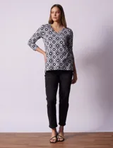 Blusa de algodón estampado marca Ruby Rd, con escote en V cruzado y mangas ¾.
