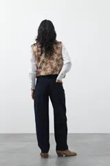 Jean de corte barrel con silueta curva y volumen controlado, de tiro medio y color negro. Presenta un diseño que se ensancha en la pierna y se ajusta levemente en el bajo, con cierre frontal y bolsillos laterales.