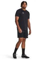 Short deportivo Under Armour Challenger de tejido de punto, color negro, con logo de la marca estampado en contraste en la pierna. Cuenta con cintura elástica con cordón interno y paneles laterales de malla para mayor ventilación.