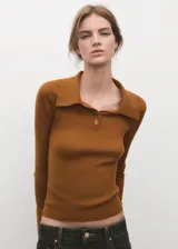 Jersey de punto color mostaza, con cuello polo y cierre frontal parcial de botones, de manga larga.