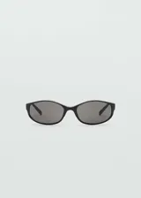 Gafas de sol negras con montura ovalada de pasta hecha con residuos reciclados de policarbonato. Cuentan con protección UV total y filtro de categoría 3.