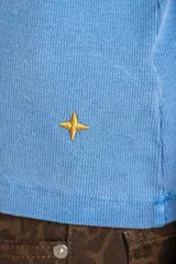 Remera celeste de algodón peinado, de corte ajustado y manga larga.