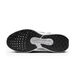 Championes de running Nike modelo Air Winflo 11, color negro con detalles en blanco. Presentan una parte superior de malla transpirable, logo lateral en contraste y entresuela con tecnología Air para mayor amortiguación.