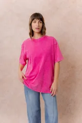 Remera de algodón con efecto lavado, de corte oversize, con cuello redondo y mangas cortas amplias.