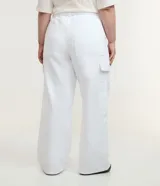 Pantalón wide leg de sarga blanca, con cintura ajustable, bolsillos cargo laterales y cinturón incorporado con hebilla metálica.