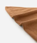 Pañuelo triangular de punto grueso color marrón, confeccionado en tejido de punto pesado con textura suave y cálida.