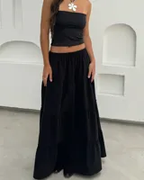 Falda larga negra de corte amplio con paneles escalonados.