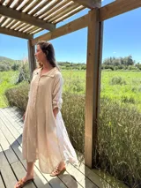 Vestido camisero amplio y largo color marrón chocolate, fabricado en Italia, con botones de nácar, cuello camisero y bolsillos laterales.