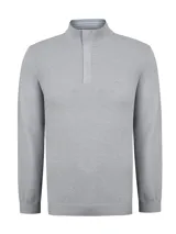 Sweater de punto gris, con cuello alto abotonado mediante cierre corto frontal, de manga larga y calce clásico.