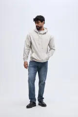 Canguro de algodón Mankell color beige, de felpa sin frisa, con capucha ajustable con cordones, bolsillo tipo canguro y pequeño estampado en el pecho.