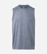 Musculosa deportiva Get Over de corte regular, color gris, con diseño sin mangas, cuello redondo y textura a rayas verticales sutiles. Confeccionada en poliéster liviano con tecnología Dry para mayor transpirabilidad.