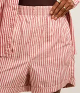 Bermuda runner Marfinno confeccionada en sarga de algodón con estampado de rayas verticales rojas y blancas, cintura elástica y bajo con vuelta.