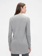 Saco abierto de punto acanalado, con mangas largas y bolsillos frontales. Diseño versátil y ligero sin botones.