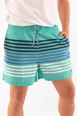 Short de baño azul con franjas horizontales en celeste y azul claro. Cuenta con cintura elástica ajustable con cordón, dos bolsillos laterales y uno trasero.