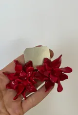 Caravanas de diseño floral de gran tamaño, elaboradas artesanalmente en porcelana con acabado brillante en color rojo intenso.