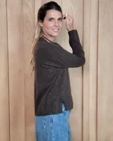 Sweater de tejido de punto color turquesa, con cuello en V y mangas largas de corte holgado.