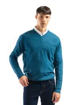 Buzo tejido de punto con cuello en V, de calce regular y mangas largas con puños acanalados.