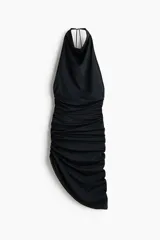 Top halter extralargo de punto elástico, color negro, con maxiescote drapeado, tiras finas para anudar al cuello y diseño asimétrico con fruncidos en los laterales.