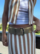 Faja de cuero color dorado, con hebilla plateada y presillas movibles.