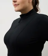 Campera deportiva Get Over de microfibra, con cuello alto, mangas largas, cierre frontal con cremallera y bolsillos laterales funcionales. Presenta un diseño ajustado con costuras verticales que realzan la silueta.