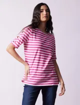 Remera de algodón a rayas horizontales blancas y negras, con cuello redondo y mangas cortas con aberturas entrelazadas.