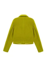 Campera corta de tejido piqué con textura marcada, cuello camisero y cierre frontal de botones. Presenta un calce estructurado y diseño moderno.
