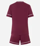 Pijama de dos piezas compuesto por una remera de manga corta con escote en V y un short con cintura elástica. Ambas prendas presentan detalles de vivos en color blanco en los bordes. Confeccionado en viscolycra suave y ligera.