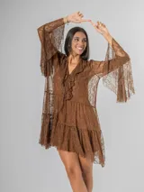 Vestido corto de encaje color marrón chocolate, con mangas largas estilo victoriano y volados en el ruedo. Incluye un vestido interior de algodón.