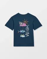 Remera azul oscuro con diseño gráfico en la espalda que incluye un pez bajo una sombrilla, un sol y la inscripción Volcom.