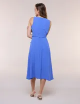 Vestido midi blanco de la marca Nina Leonard, sin mangas y con escote cuadrado. Cuenta con corte en la cintura, bolsillos laterales con solapa, falda fluida con detalle de frunce inferior e incluye un cinturón del mismo género con hebilla carey.