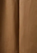 Vestido midi de ramio color marrón, sin tirantes con escote palabra de honor, diseño plisado en el corpiño y falda evasé.