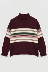 Sweater de punto con cuello alto, manga larga y puños acanalados. Presenta un diseño de franjas horizontales en tonos crema, rosa y verde sobre una base color bordó.