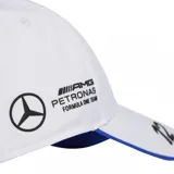 Gorra Adidas de la colección Mercedes de Kimi Antonelli, color blanco con visera curva, logo de Mercedes-Benz bordado en el frente y el isotipo de Adidas en el borde de la visera. Presenta un detalle de ribete azul en el borde inferior de la visera y cierre ajustable en la parte posterior.