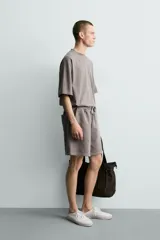 Camiseta de algodón con cuello redondo y mangas cortas, de corte relaxed fit y efecto lavado gris.