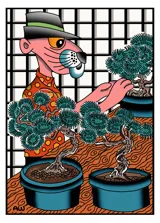 Remera blanca de algodón con estampa en la espalda de la Pantera Rosa cuidando bonsáis, con fondo de enrejado.