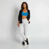 Buzo negro con capucha y cierre frontal, con bolsillos tipo canguro.